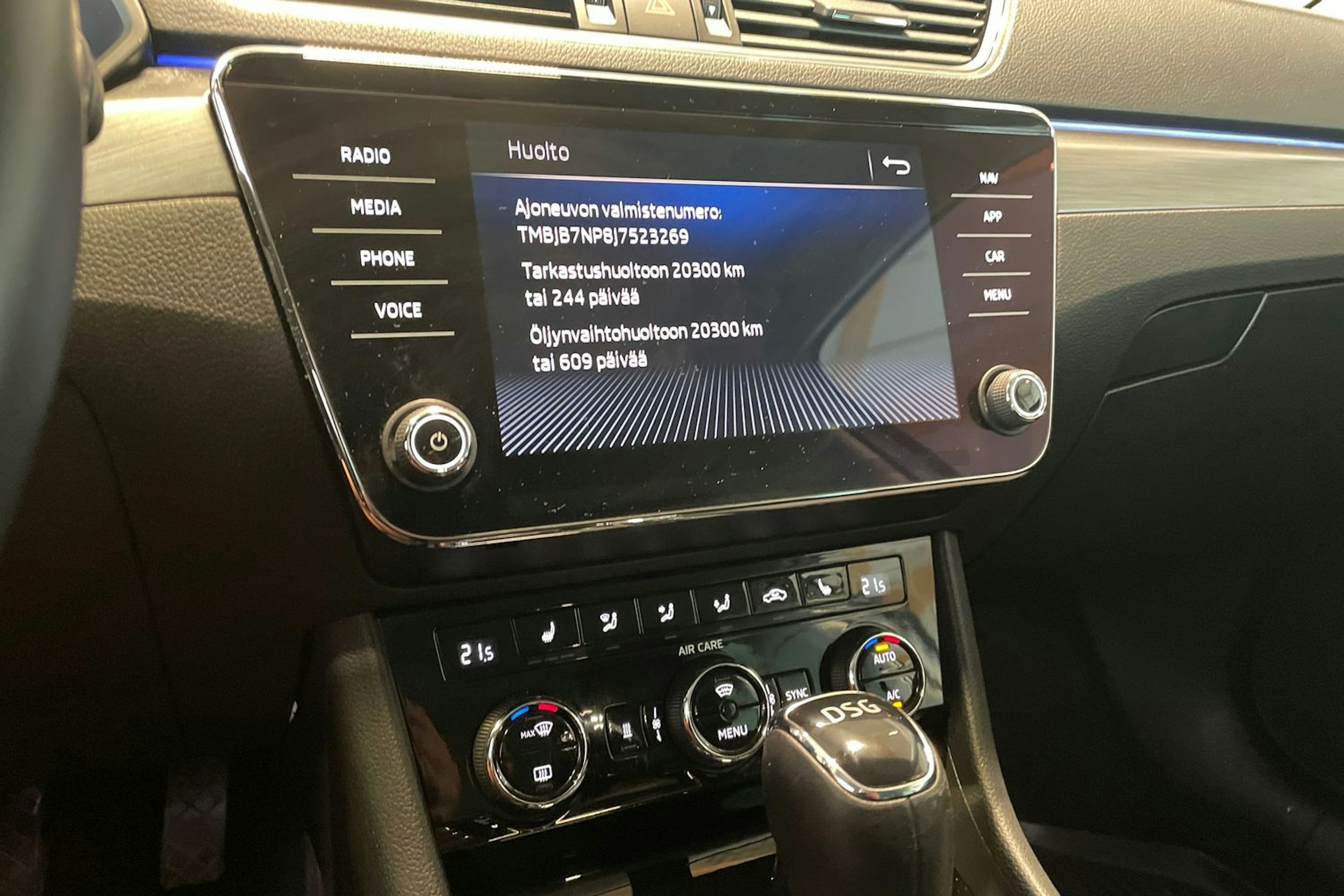 valkoinen Skoda Superb 2017 kuva 23.