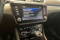 valkoinen Skoda Superb 2017 kuva 23.