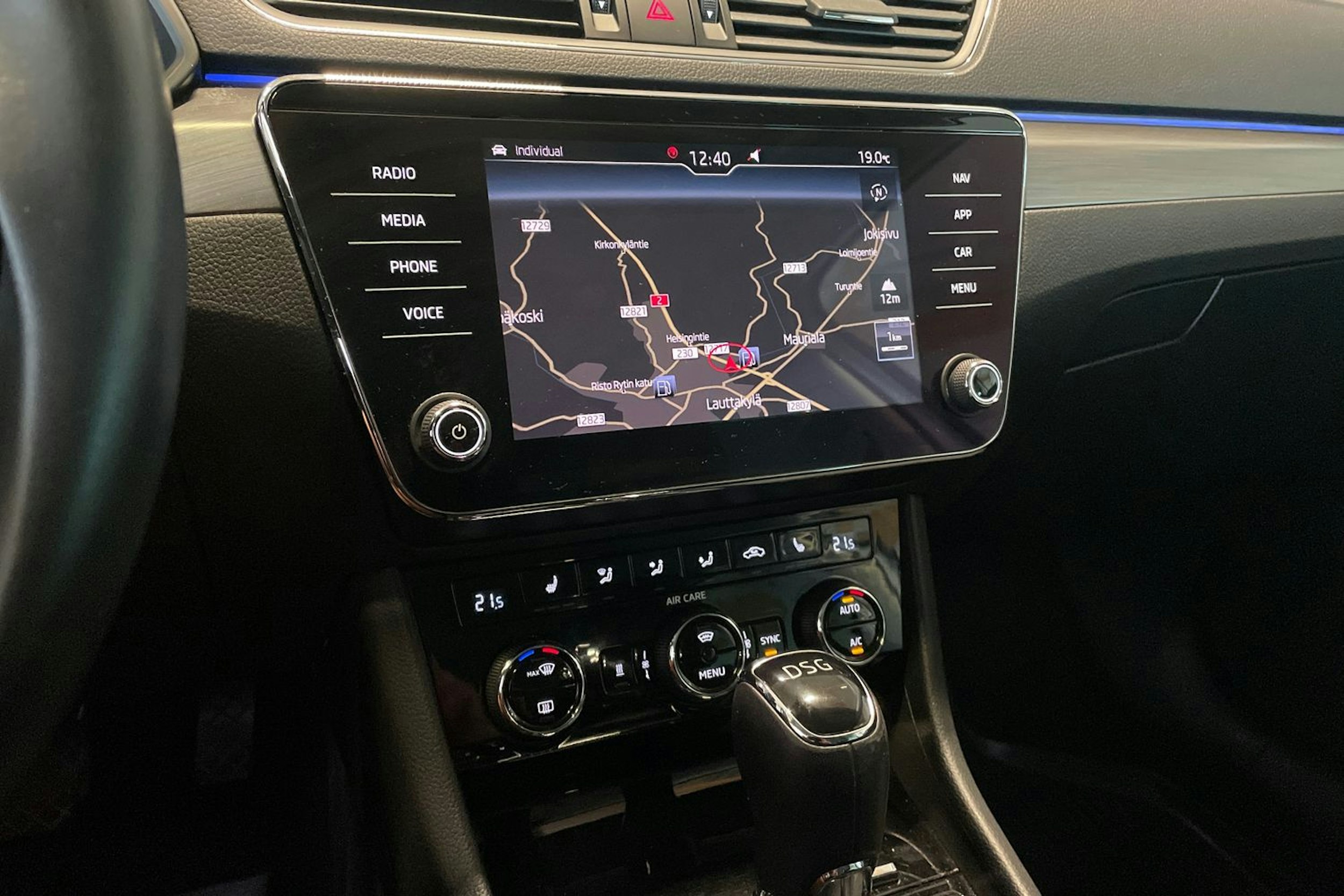 valkoinen Skoda Superb 2017 kuva 24.