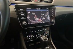 valkoinen Skoda Superb 2017 kuva 24.