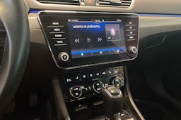 valkoinen Skoda Superb 2017 kuva 25.