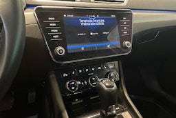 valkoinen Skoda Superb 2017 kuva 26.
