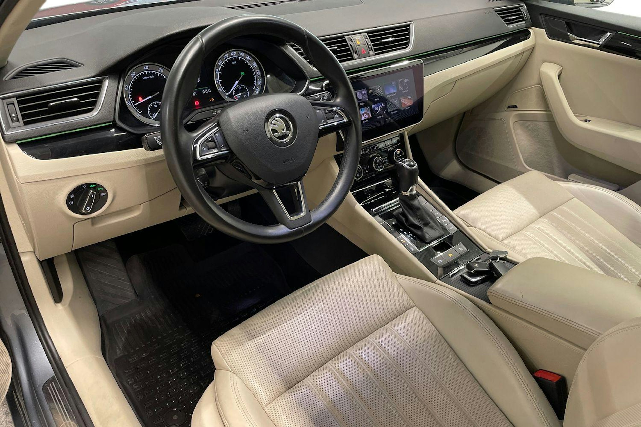 met. harmaa Skoda Superb 2017 kuva 7.