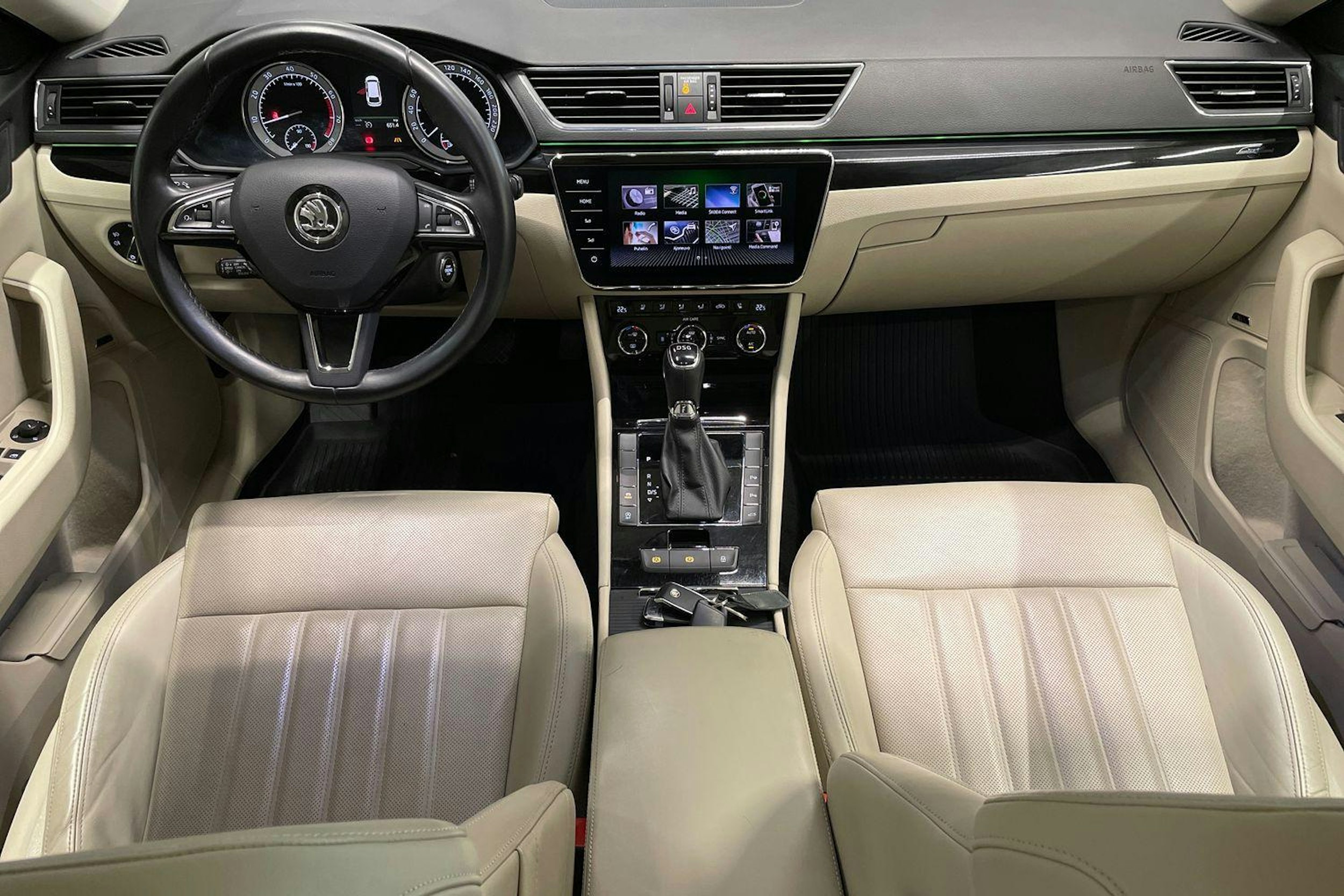 met. harmaa Skoda Superb 2017 kuva 9.
