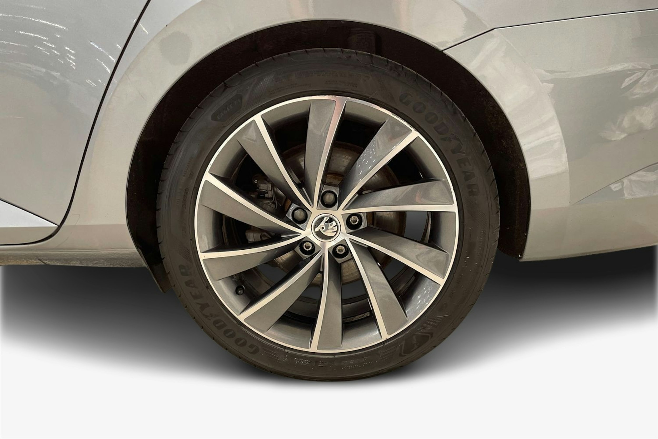 met. harmaa Skoda Superb 2017 kuva 11.