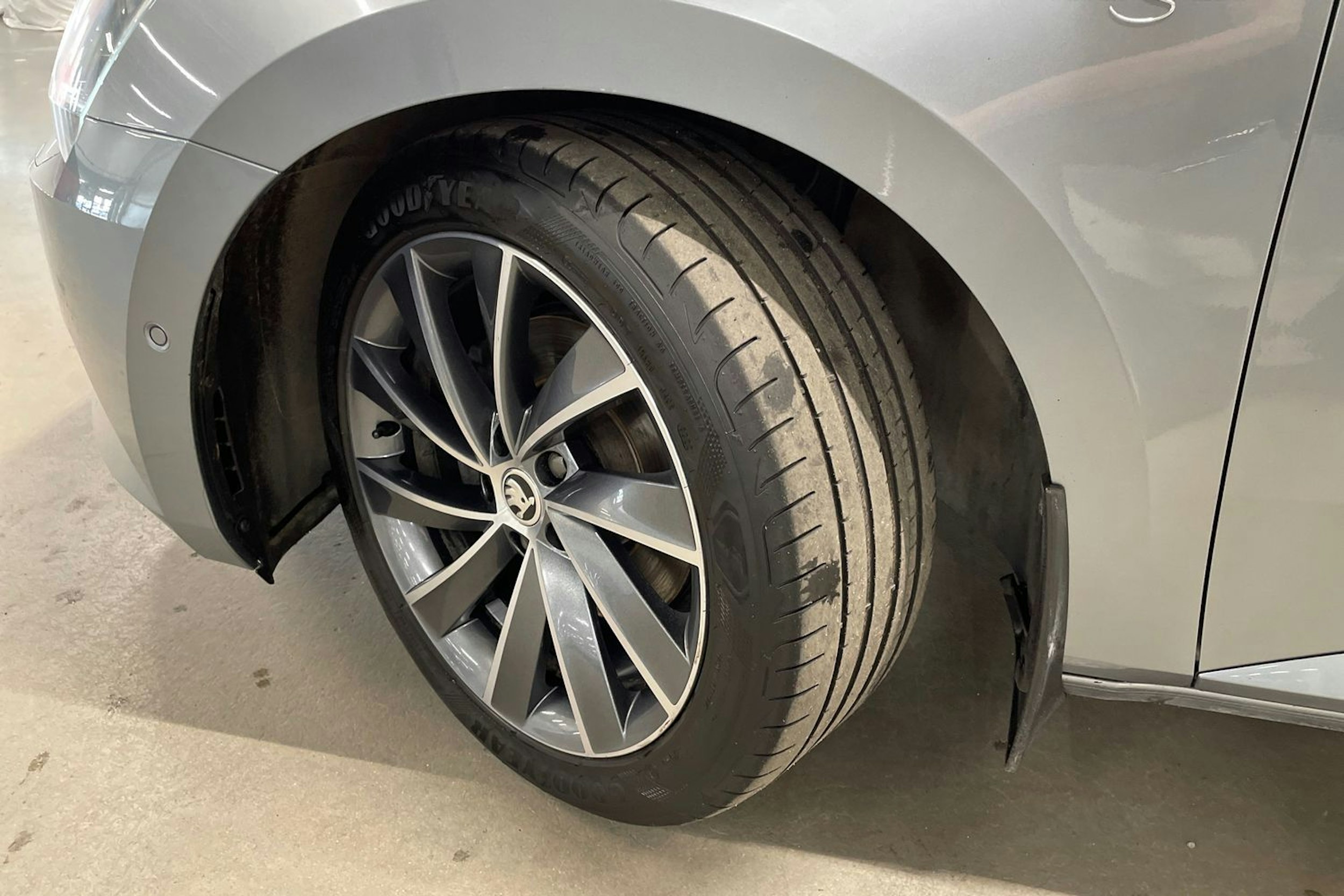 met. harmaa Skoda Superb 2017 kuva 13.