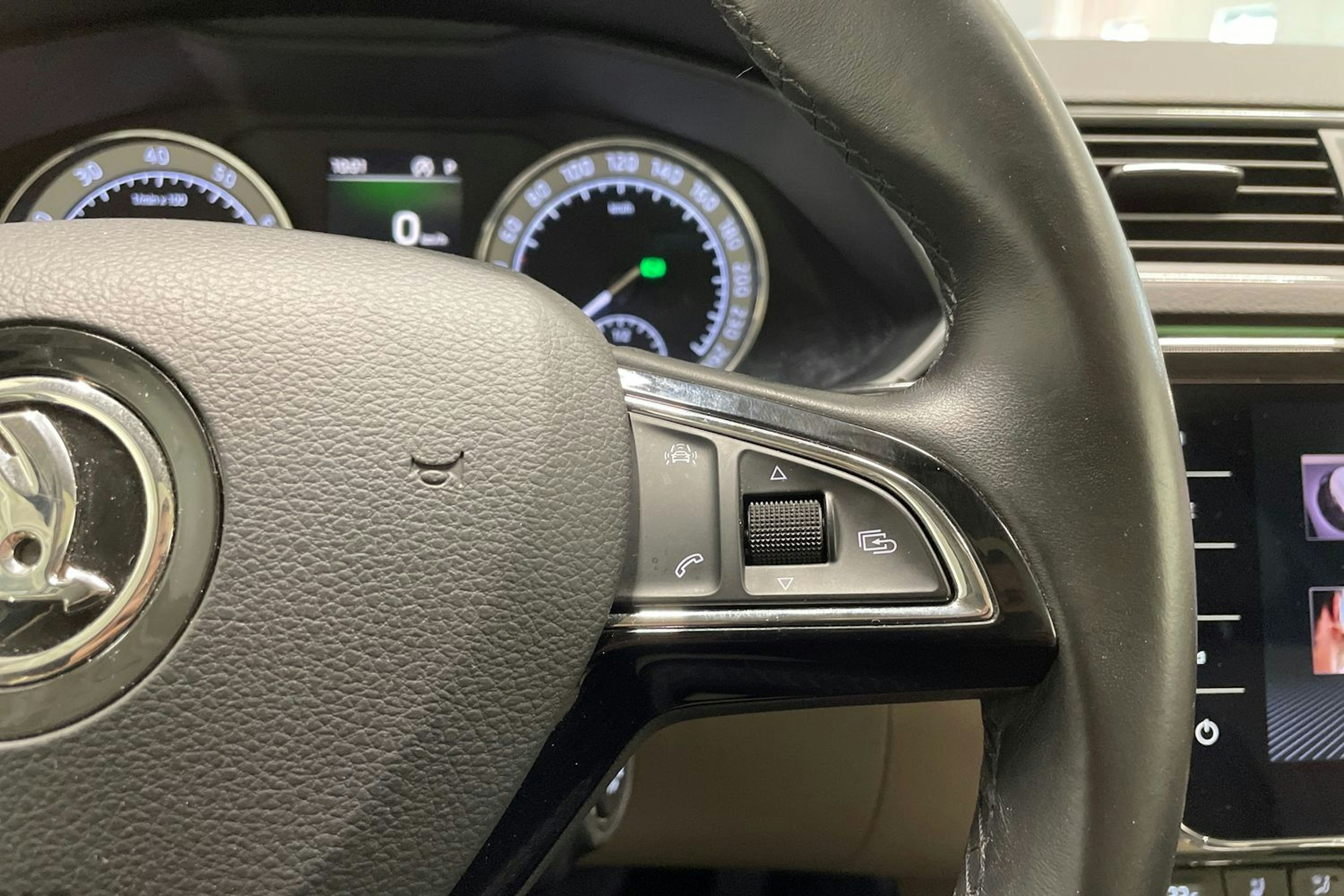 met. harmaa Skoda Superb 2017 kuva 22.