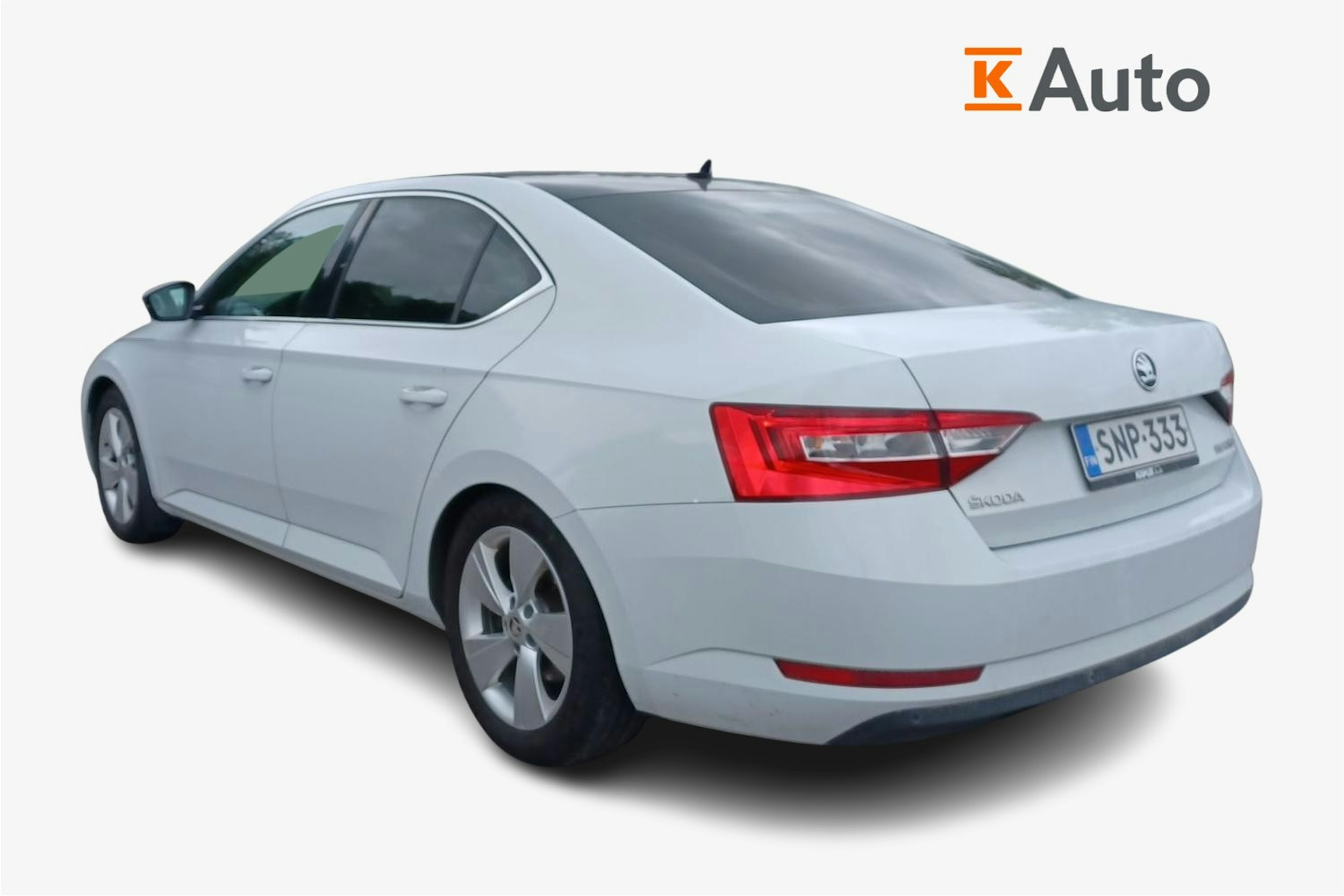 valkoinen Skoda Superb 2017 kuva 2.