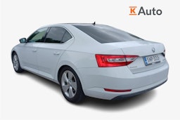 valkoinen Skoda Superb 2017 kuva 2.