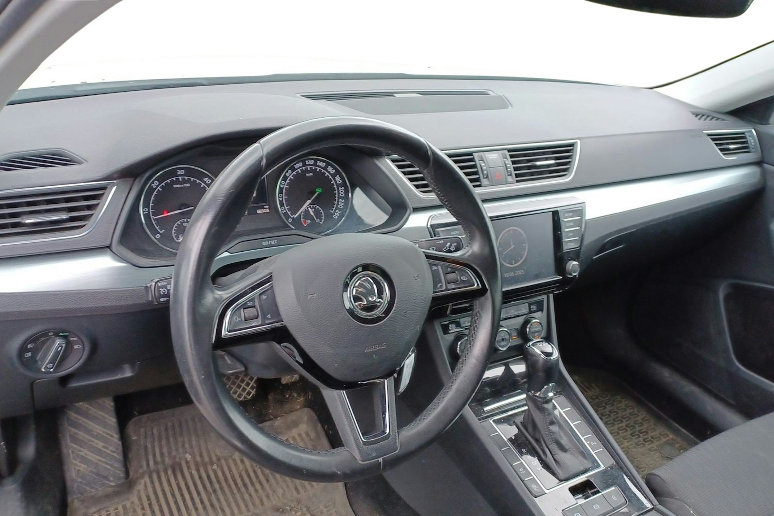 valkoinen Skoda Superb 2017 kuva 3.