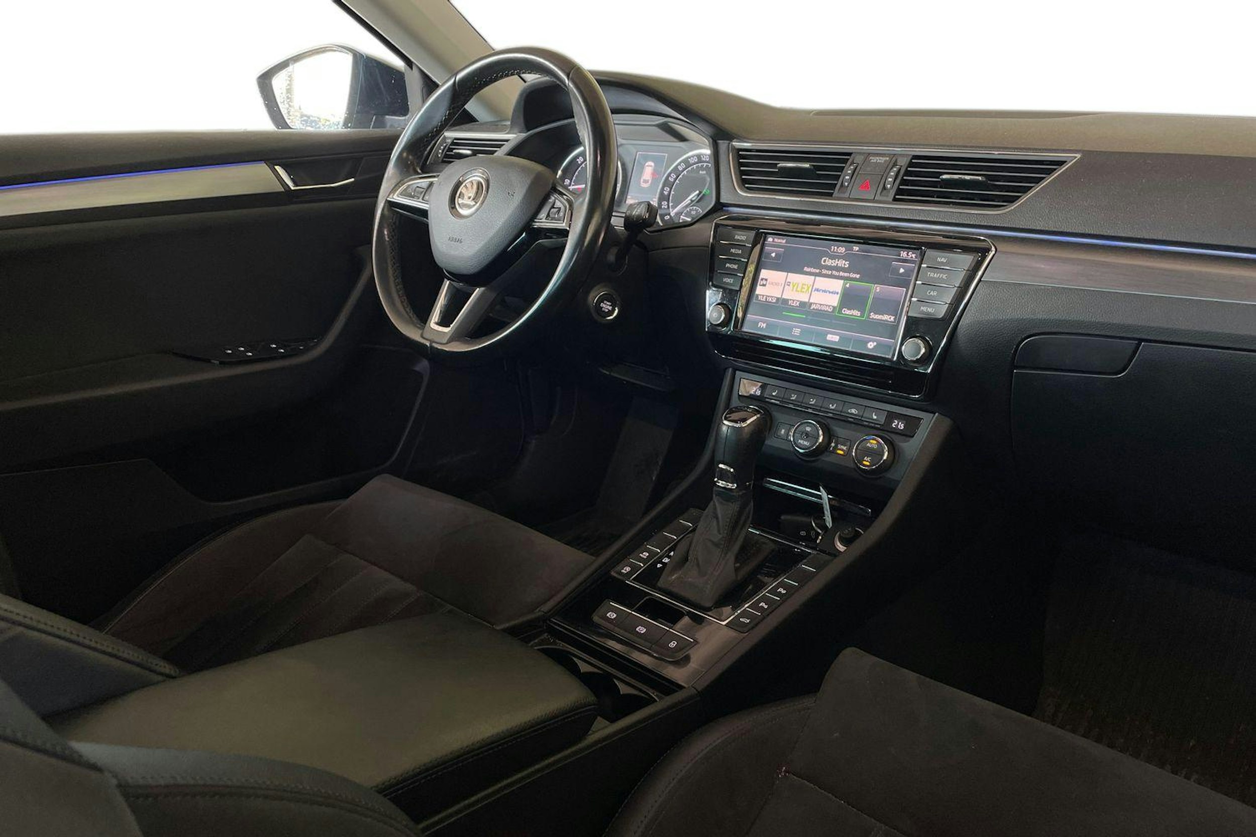 Sininen Skoda Superb 2017 kuva 3.