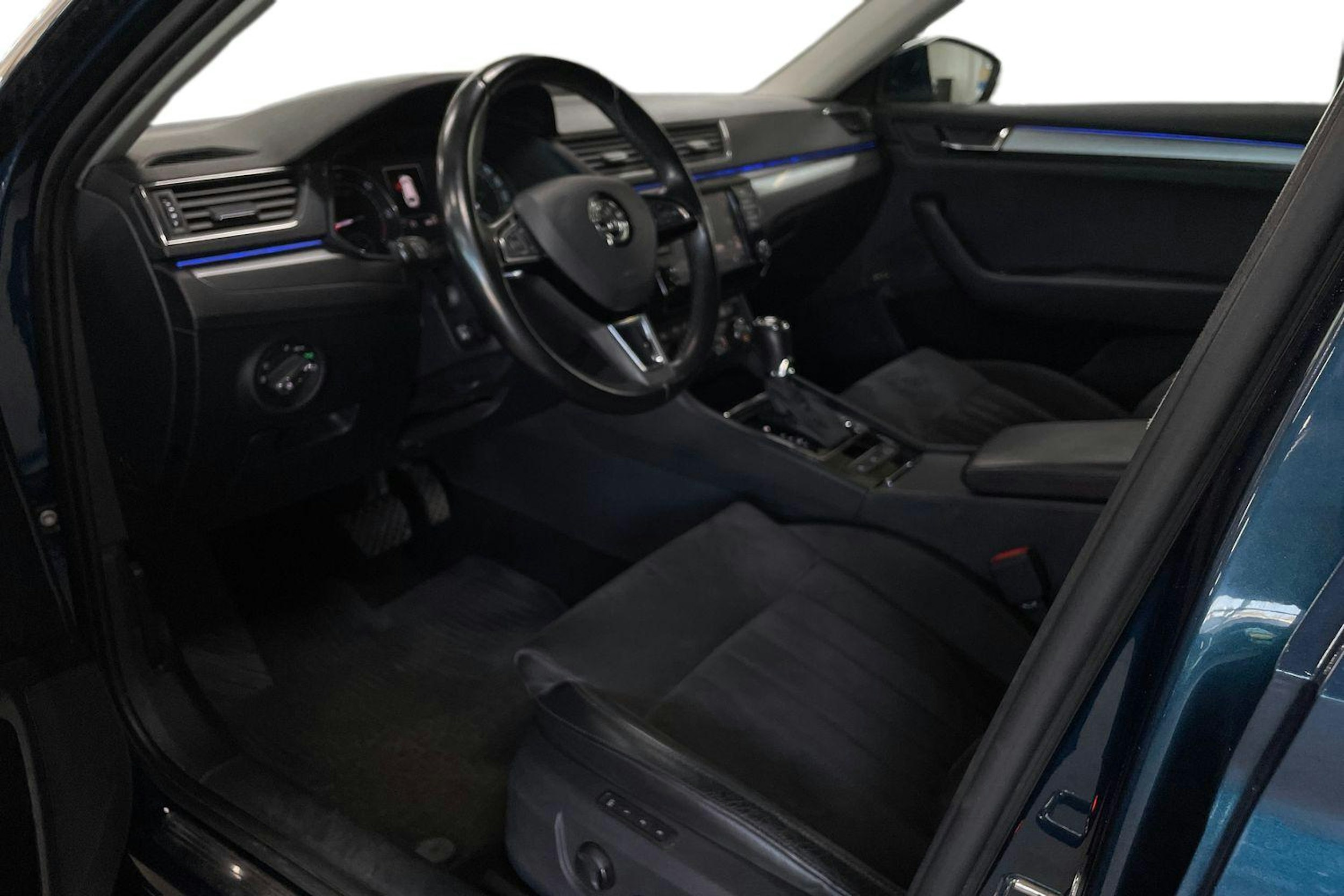Sininen Skoda Superb 2017 kuva 7.