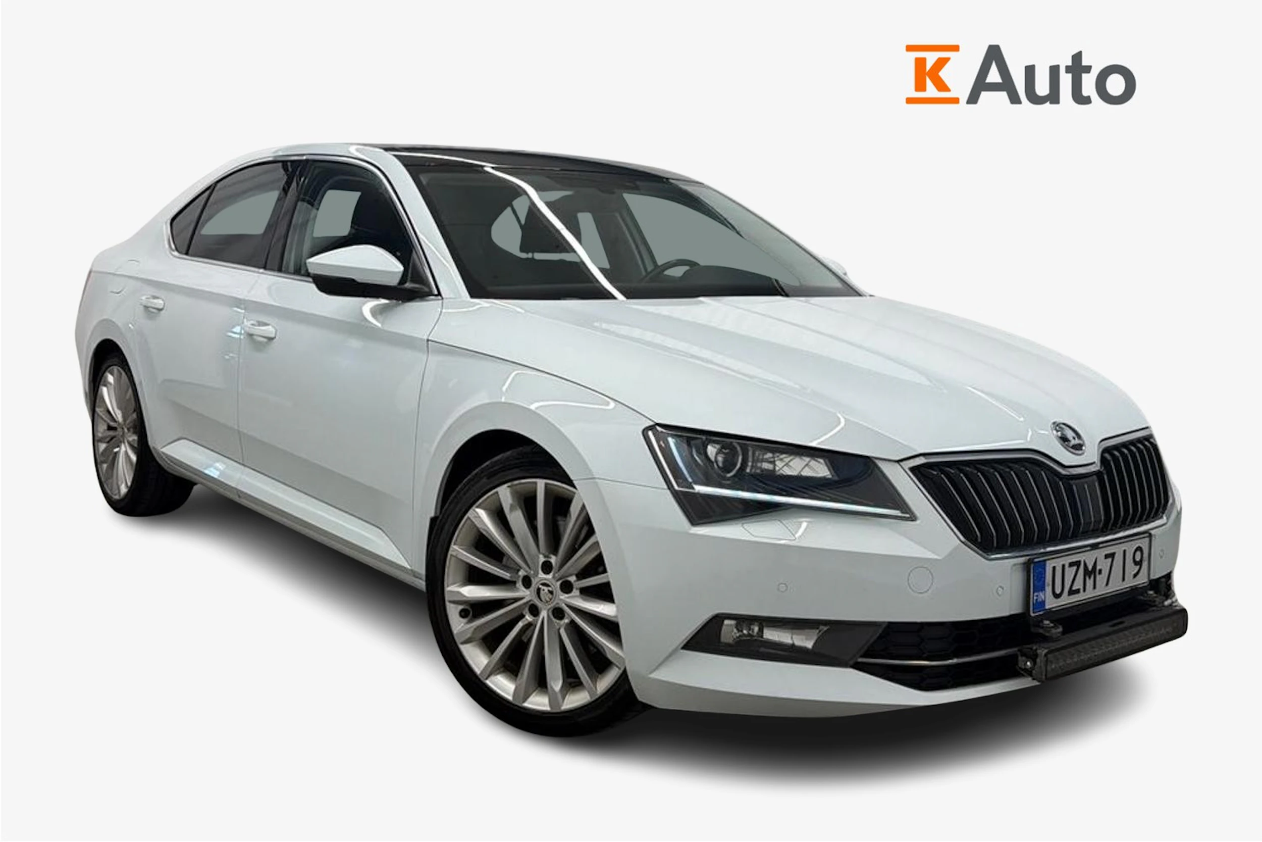 valkoinen Skoda Superb 2017 kuva 1.