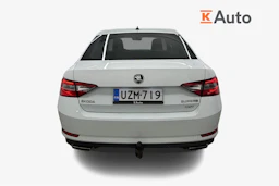 valkoinen Skoda Superb 2017 kuva 3.