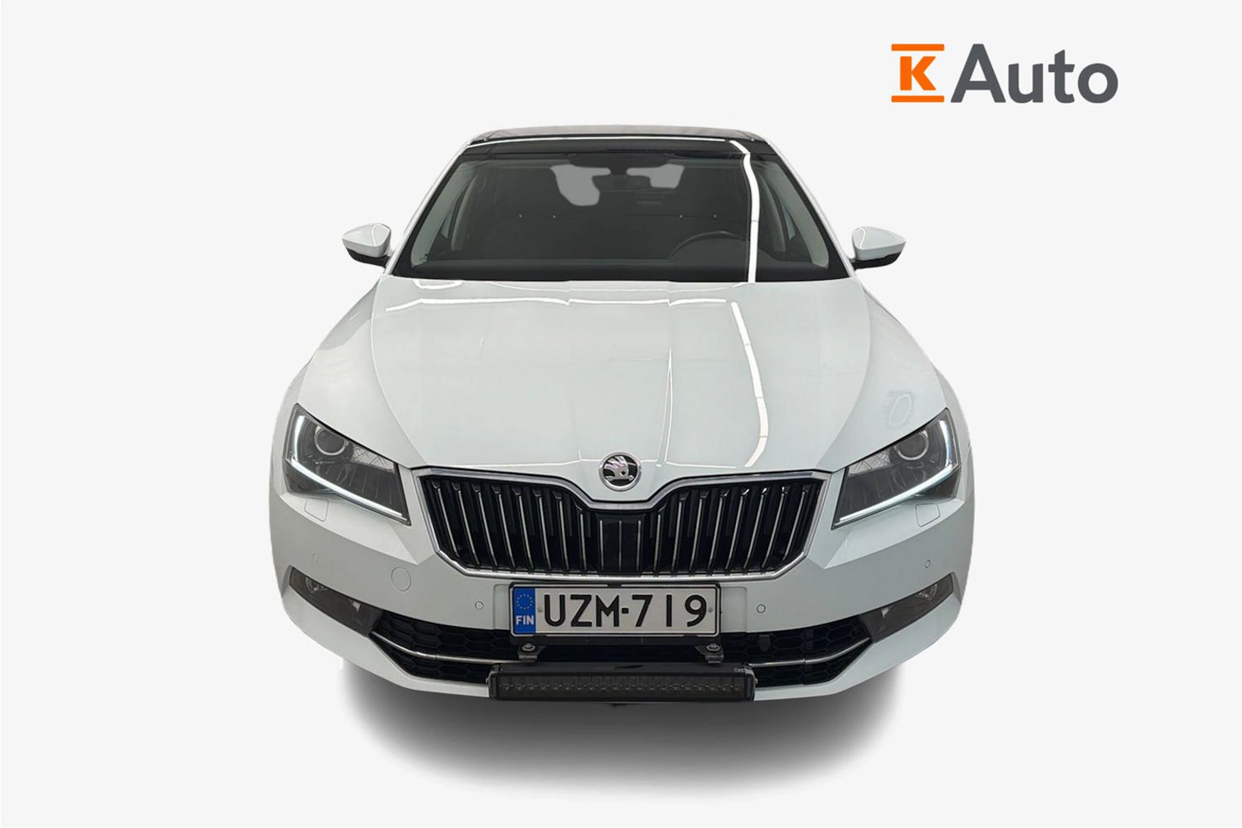 valkoinen Skoda Superb 2017 kuva 4.