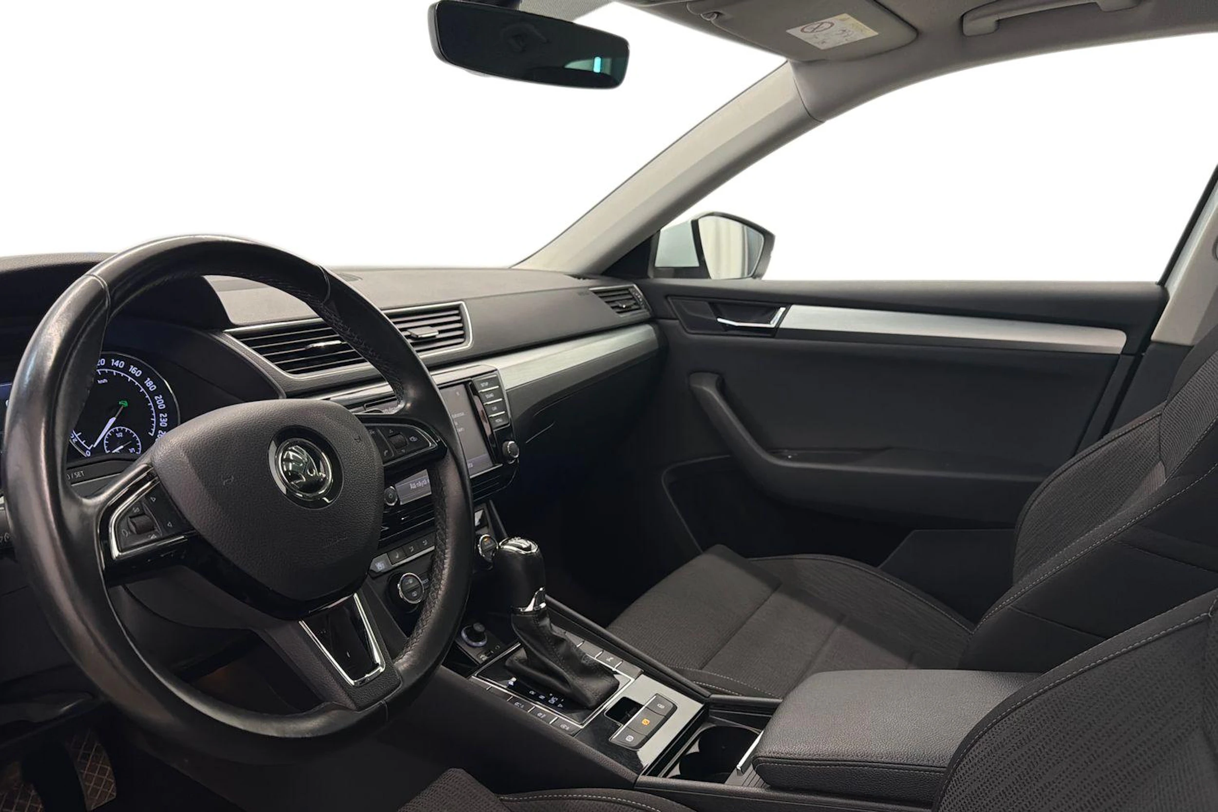 valkoinen Skoda Superb 2017 kuva 6.