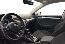 valkoinen Skoda Superb 2017 kuva 6.