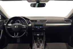 valkoinen Skoda Superb 2017 kuva 7.