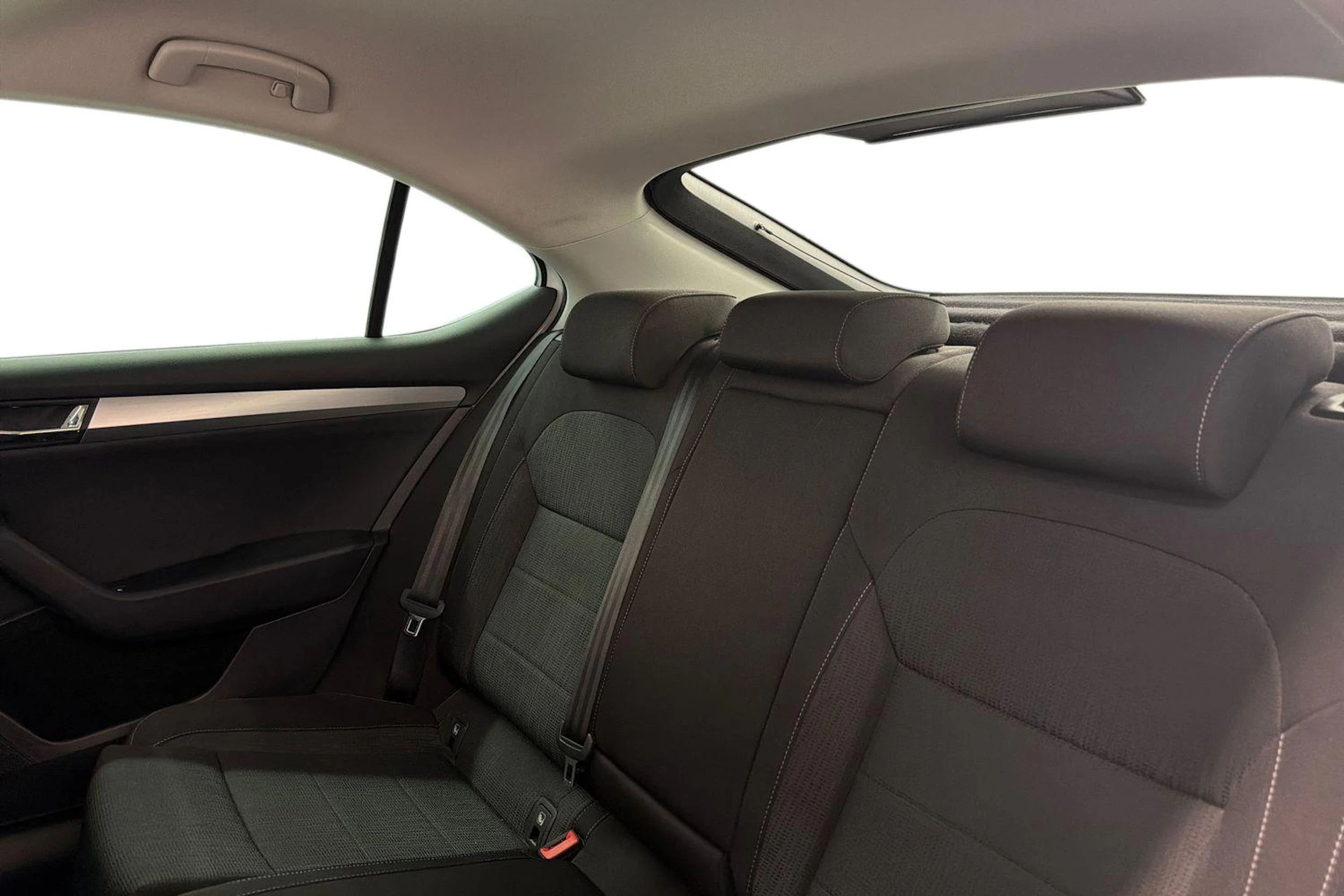 valkoinen Skoda Superb 2017 kuva 8.