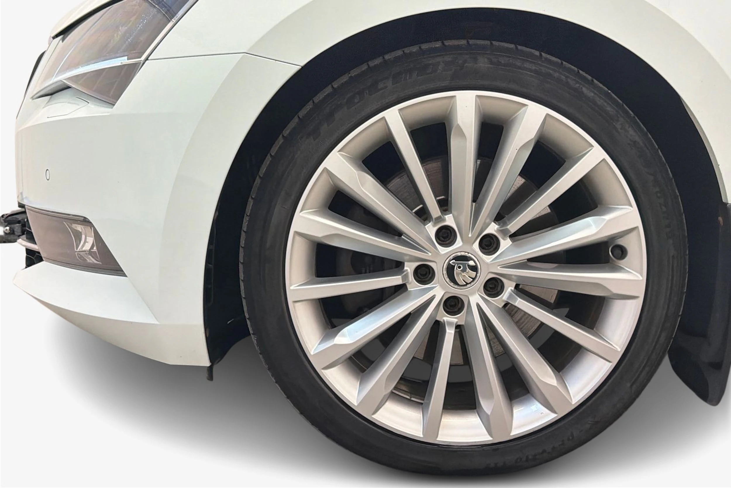 valkoinen Skoda Superb 2017 kuva 9.