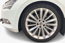 valkoinen Skoda Superb 2017 kuva 9.