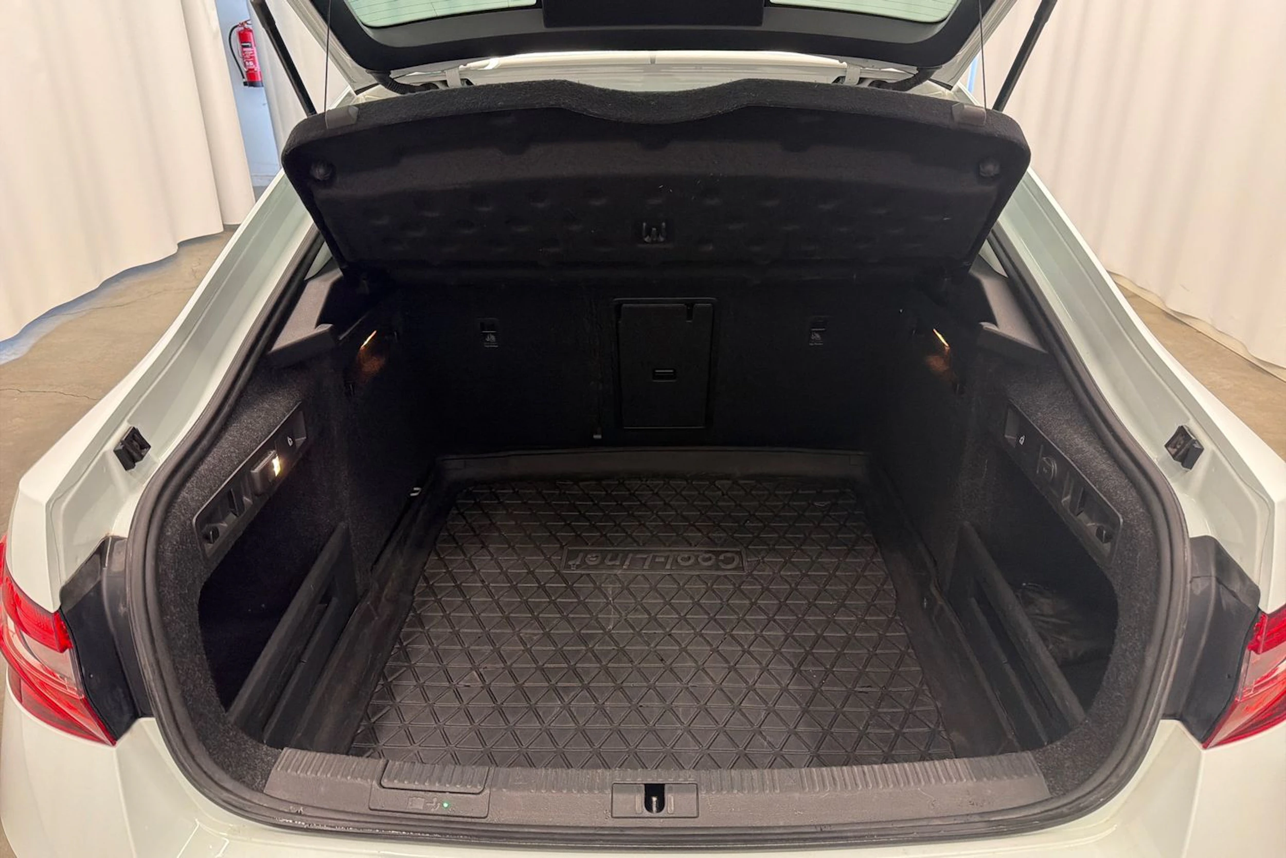 valkoinen Skoda Superb 2017 kuva 13.