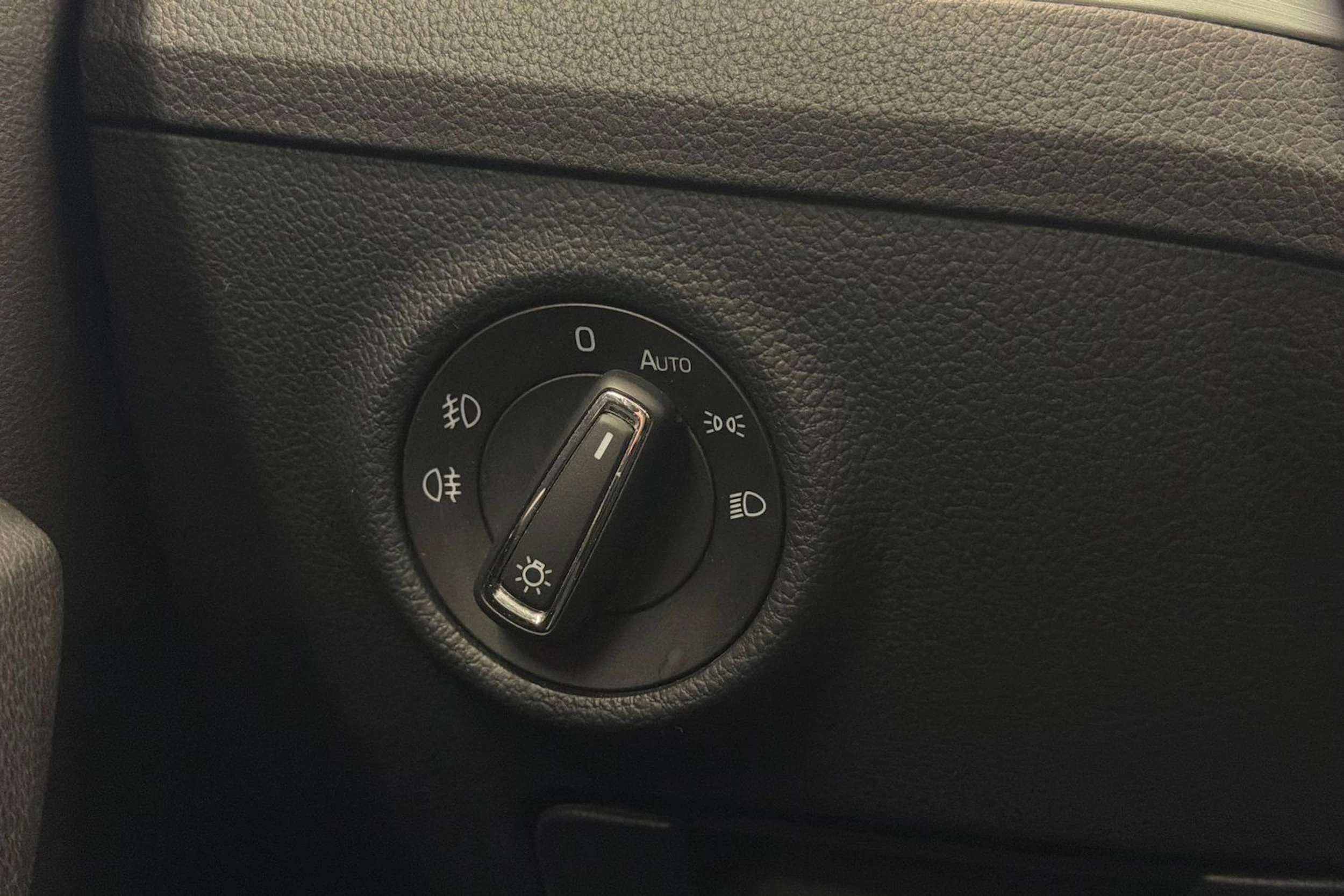 valkoinen Skoda Superb 2017 kuva 17.