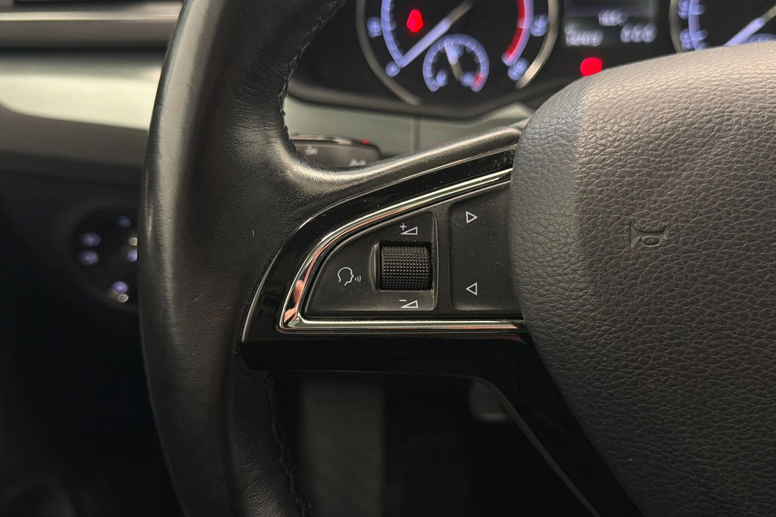 valkoinen Skoda Superb 2017 kuva 18.