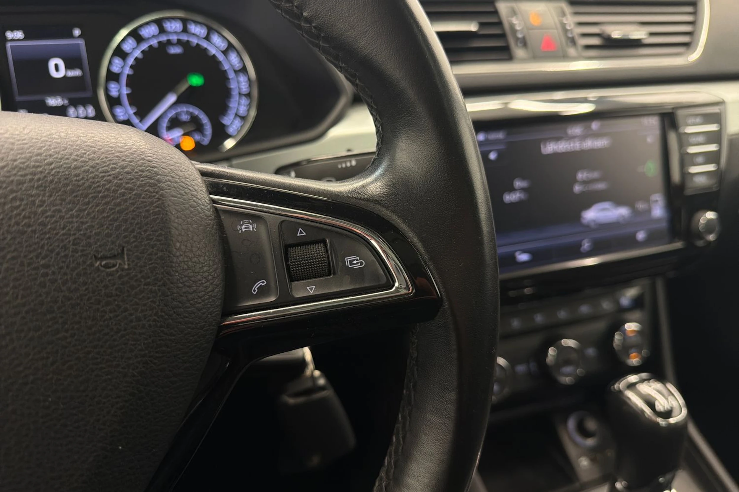 valkoinen Skoda Superb 2017 kuva 19.