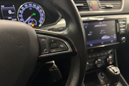 valkoinen Skoda Superb 2017 kuva 19.
