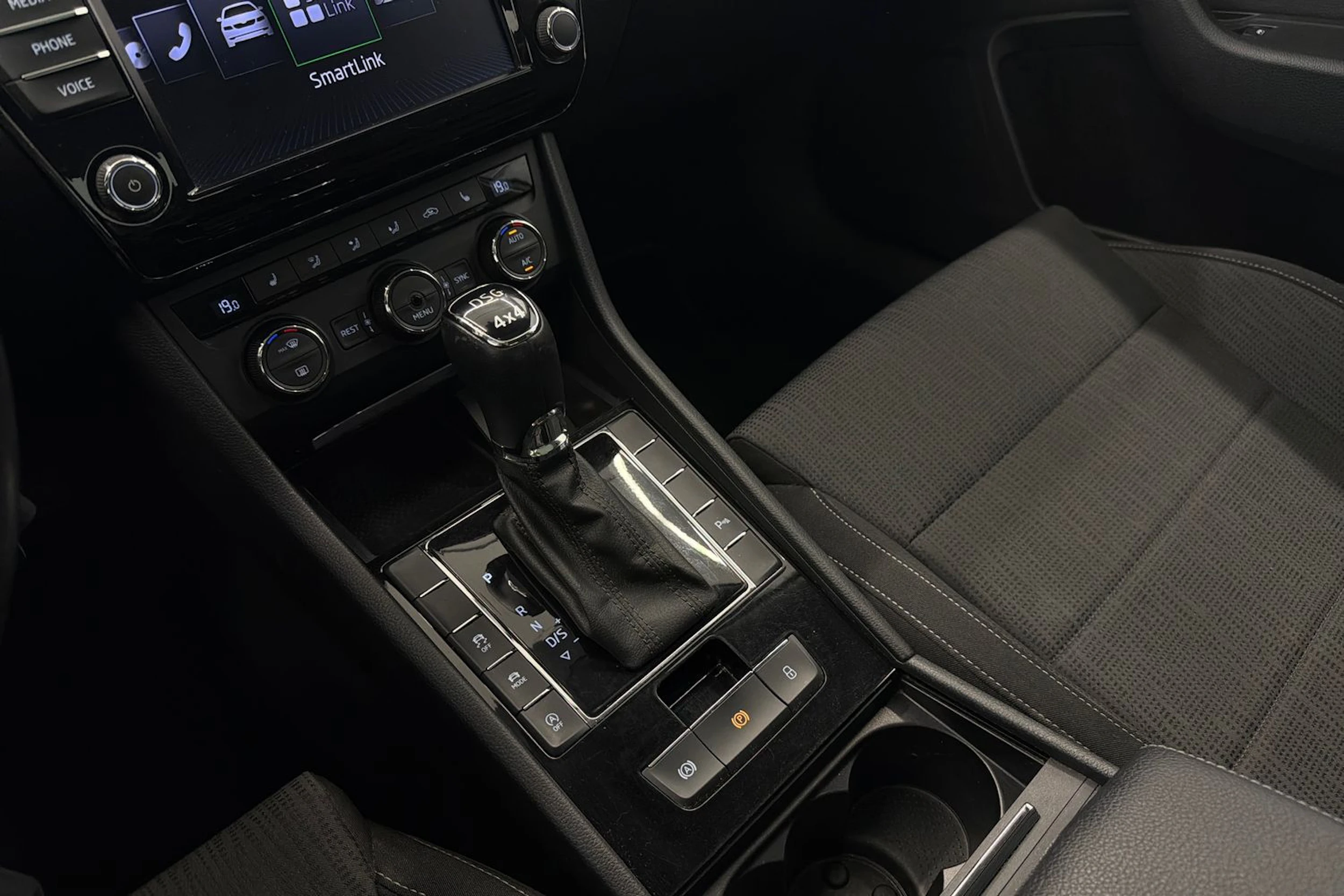 valkoinen Skoda Superb 2017 kuva 21.