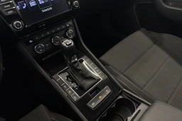 valkoinen Skoda Superb 2017 kuva 21.