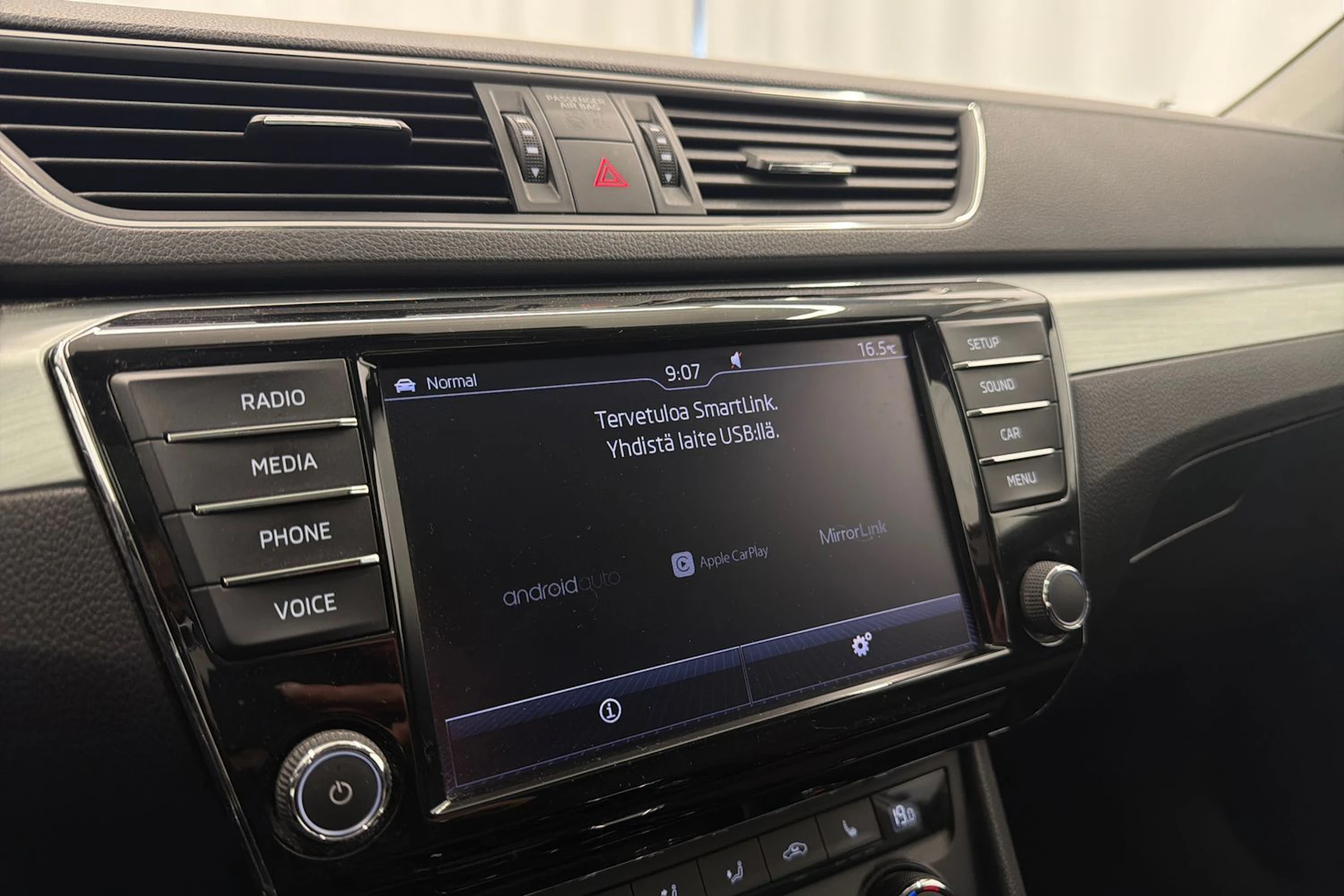 valkoinen Skoda Superb 2017 kuva 22.