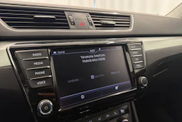 valkoinen Skoda Superb 2017 kuva 22.