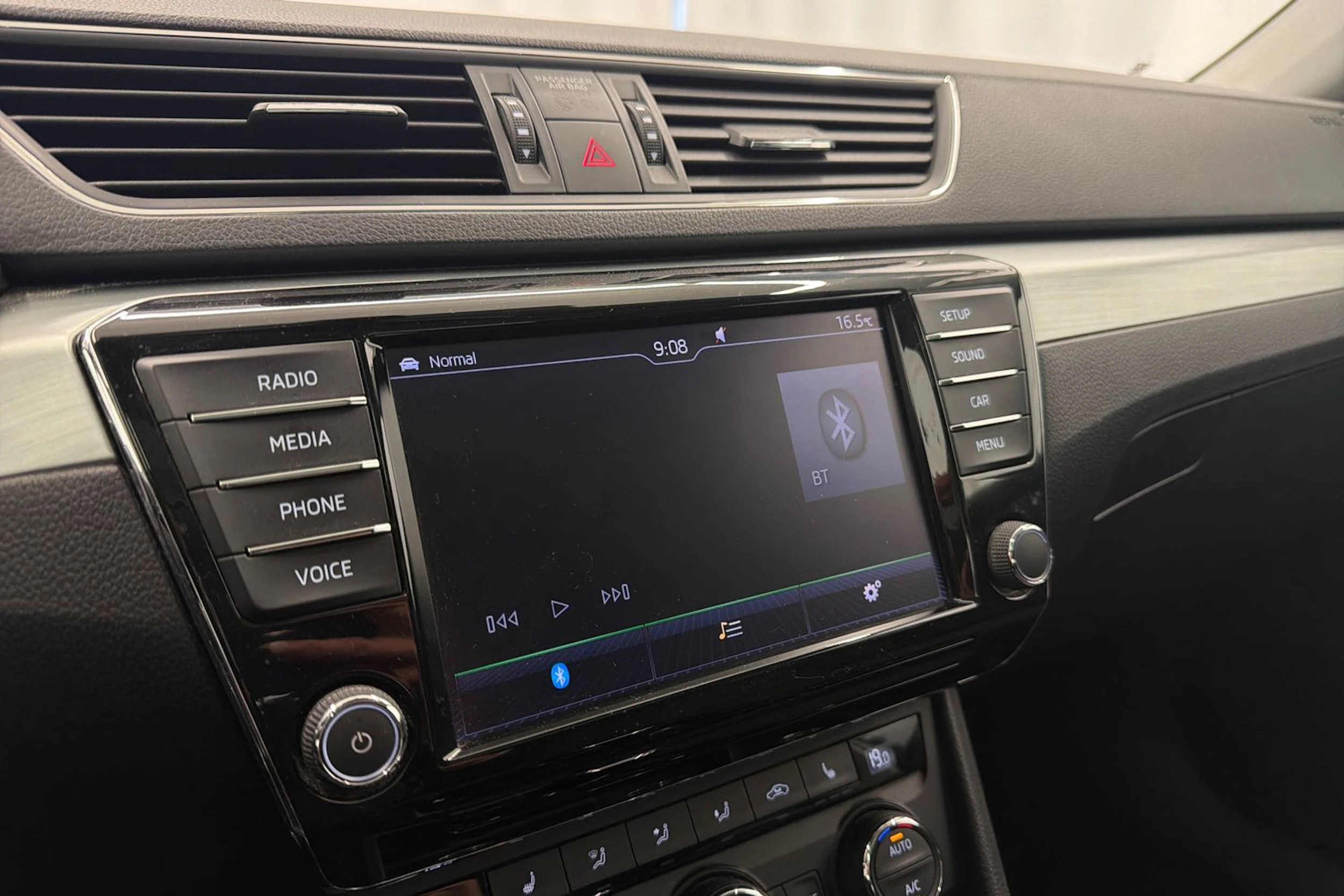 valkoinen Skoda Superb 2017 kuva 23.