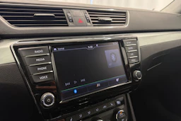 valkoinen Skoda Superb 2017 kuva 23.