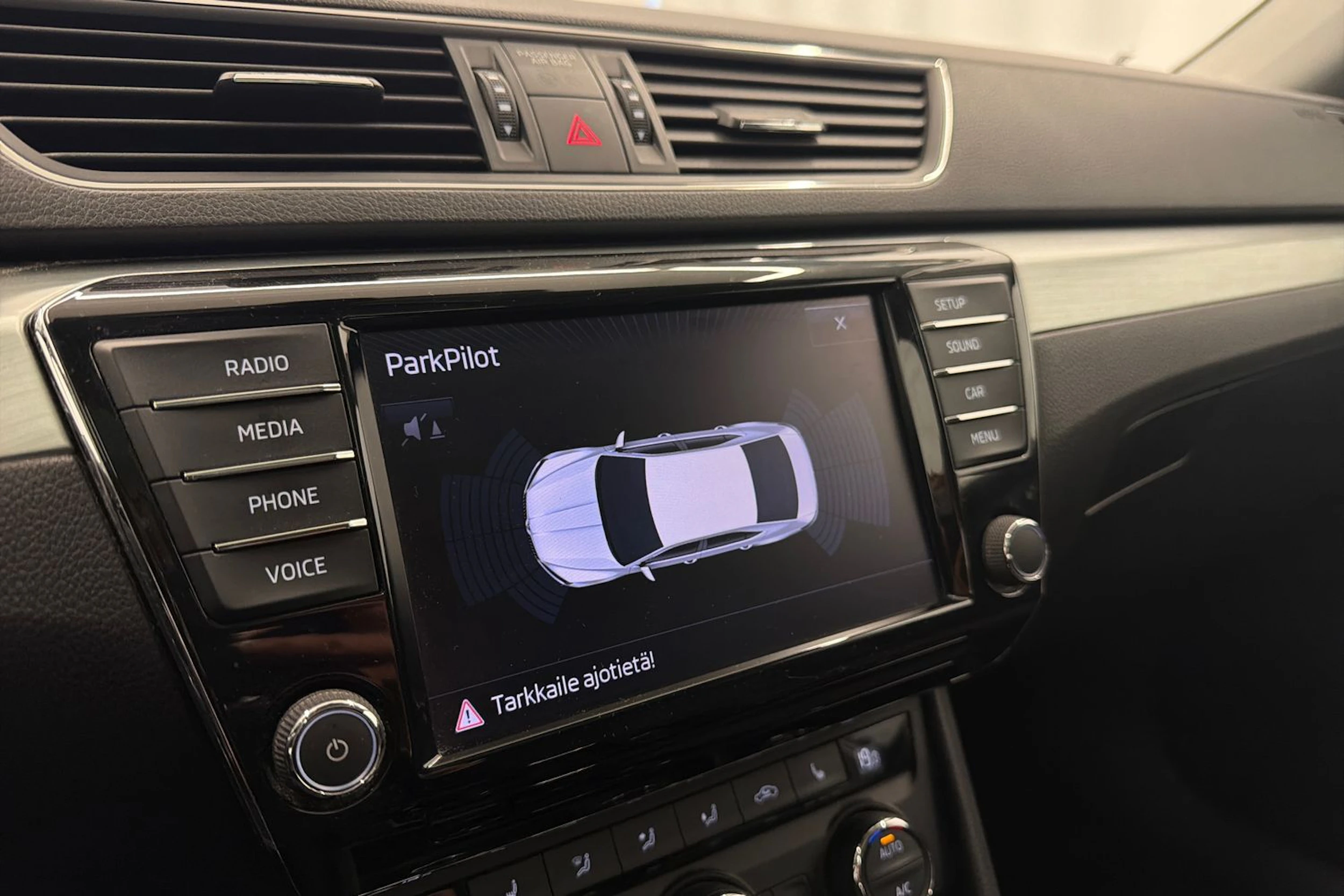 valkoinen Skoda Superb 2017 kuva 24.