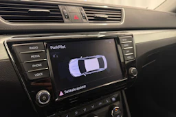 valkoinen Skoda Superb 2017 kuva 24.