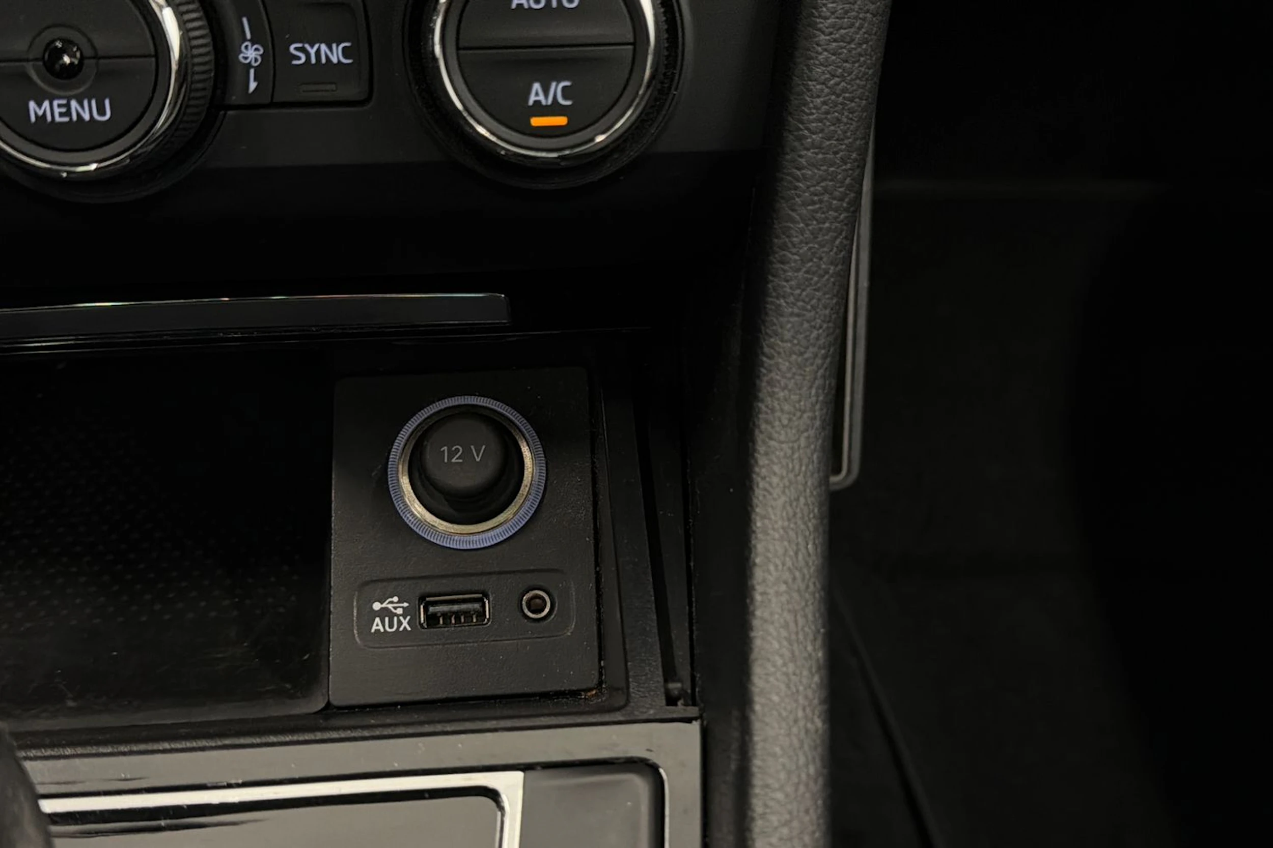 valkoinen Skoda Superb 2017 kuva 25.