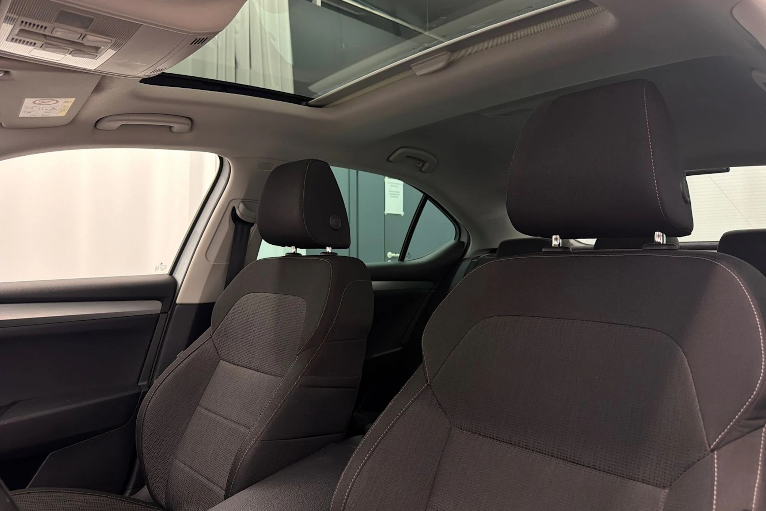 valkoinen Skoda Superb 2017 kuva 28.