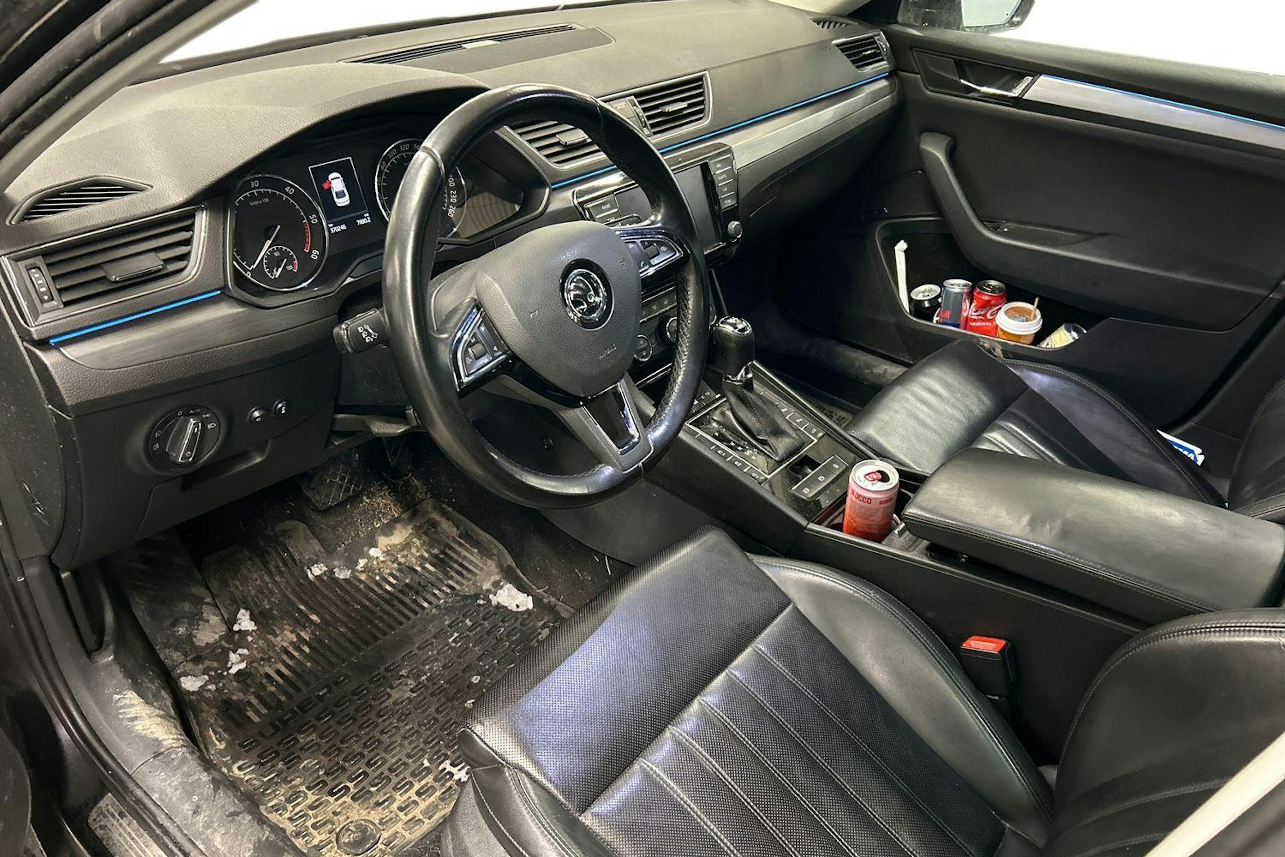 musta Skoda Superb 2017 kuva 3.