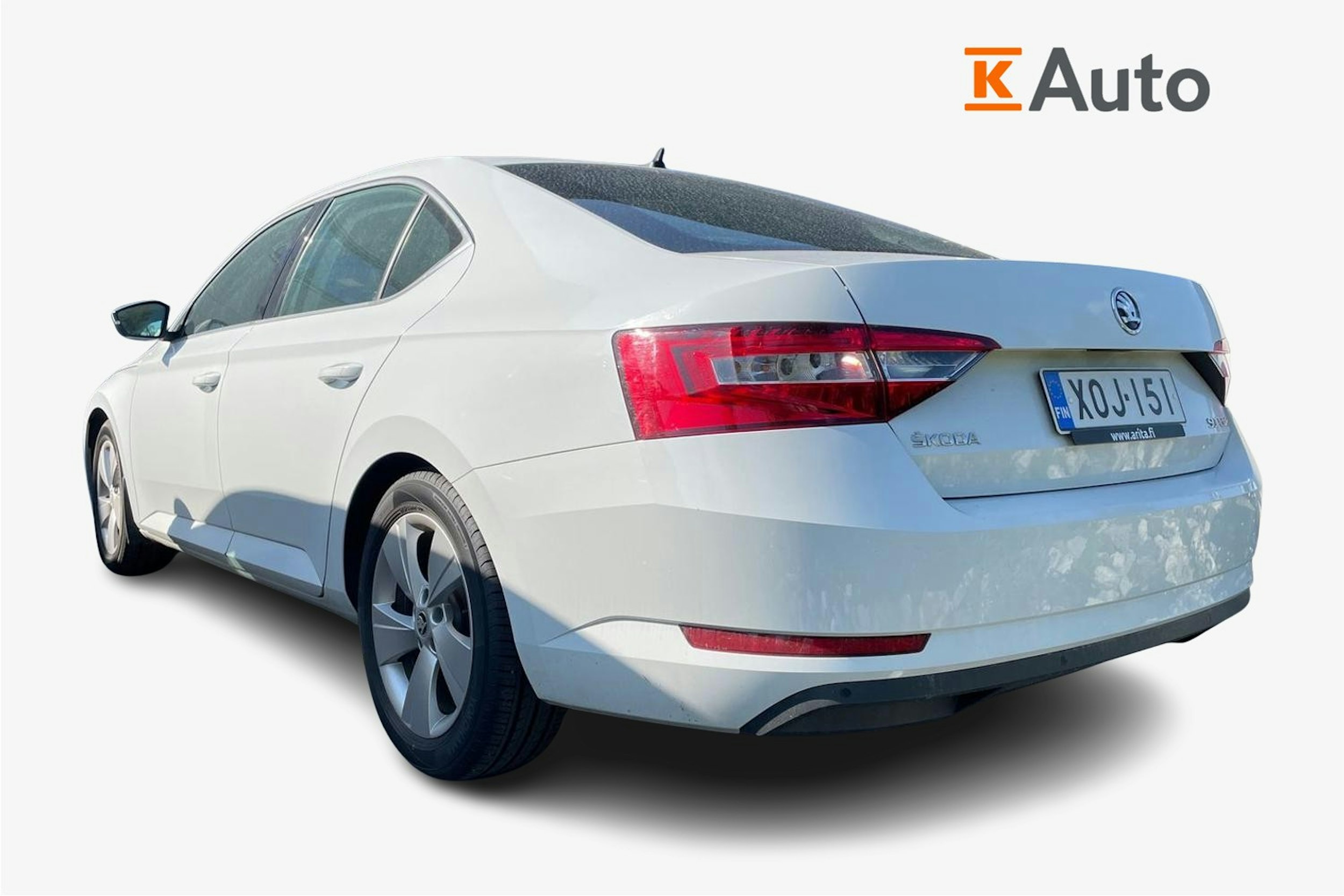 valkoinen Skoda Superb 2017 kuva 2.