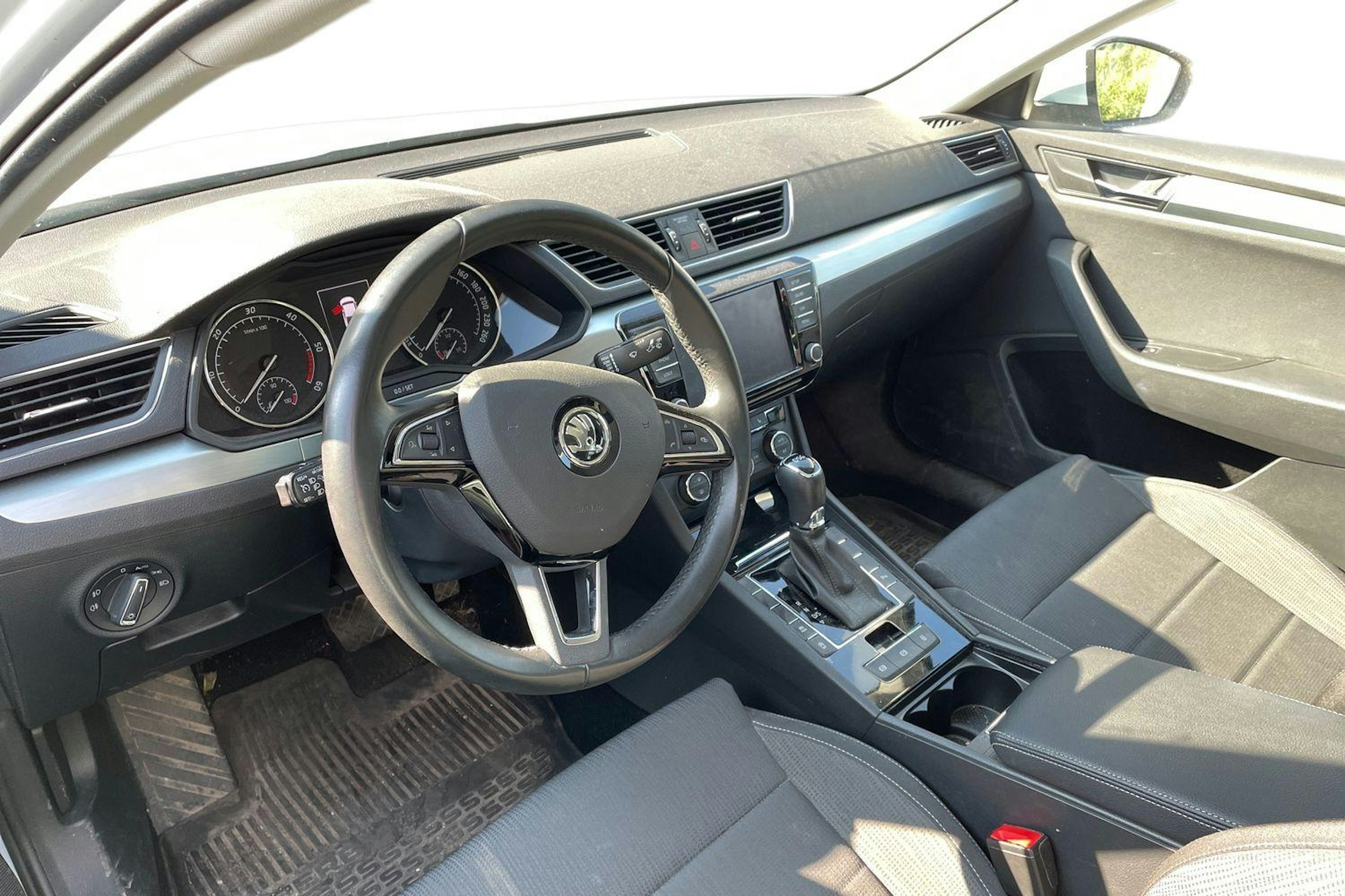valkoinen Skoda Superb 2017 kuva 3.