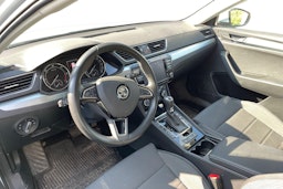 valkoinen Skoda Superb 2017 kuva 3.