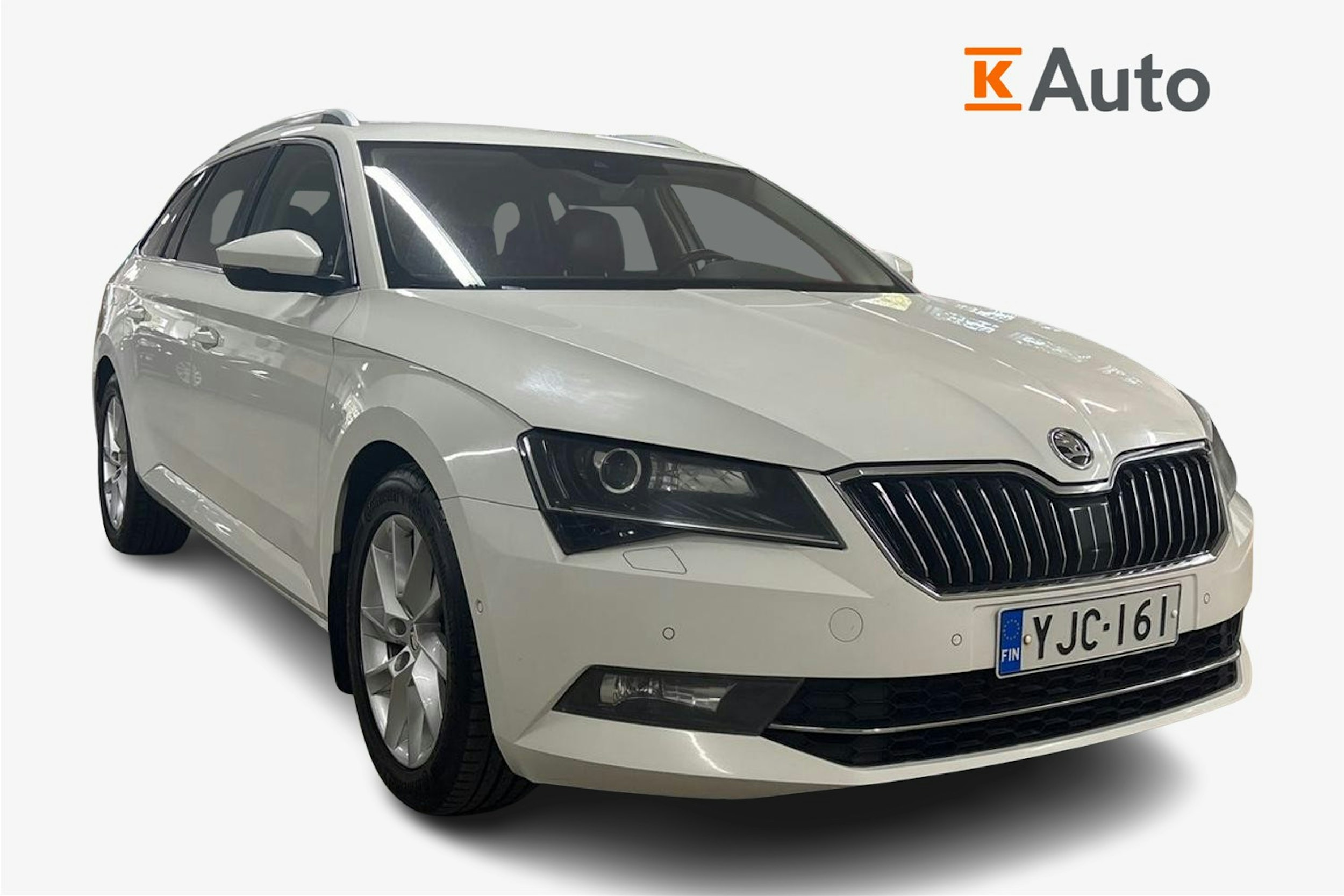 Valkoinen Skoda Superb 2017 kuva 4.