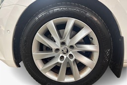 Valkoinen Skoda Superb 2017 kuva 14.