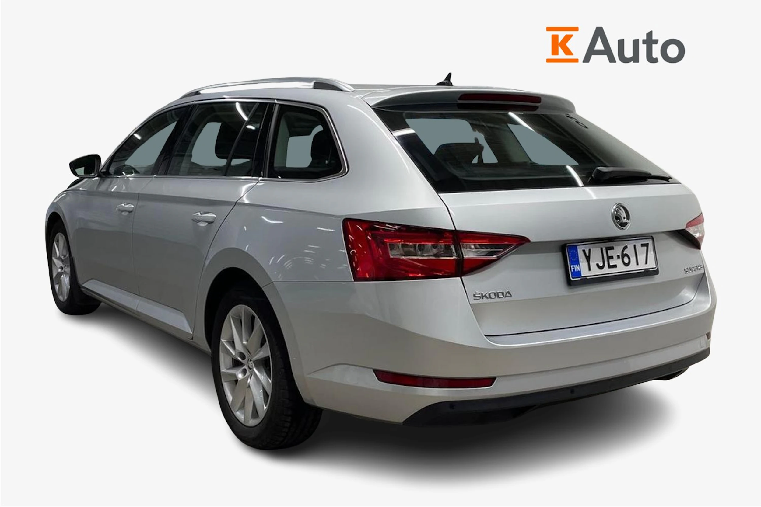harmaa Skoda Superb 2017 kuva 2.