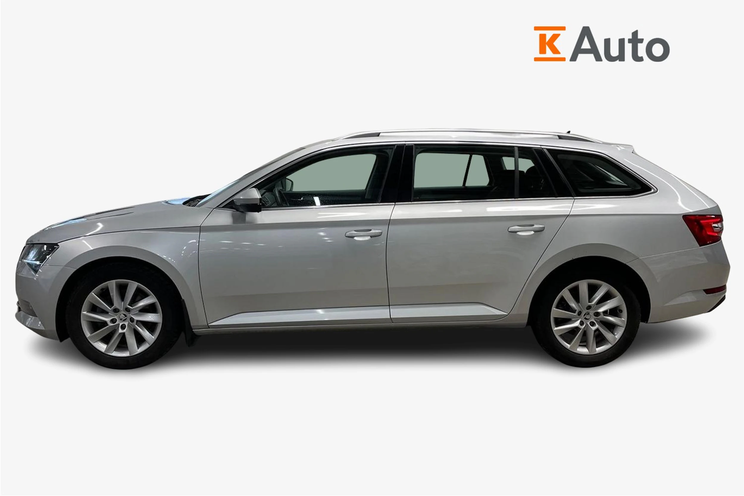 harmaa Skoda Superb 2017 kuva 5.