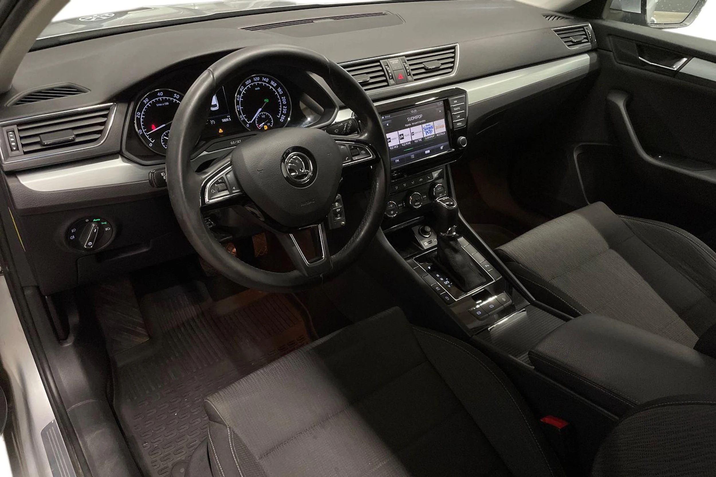 harmaa Skoda Superb 2017 kuva 6.