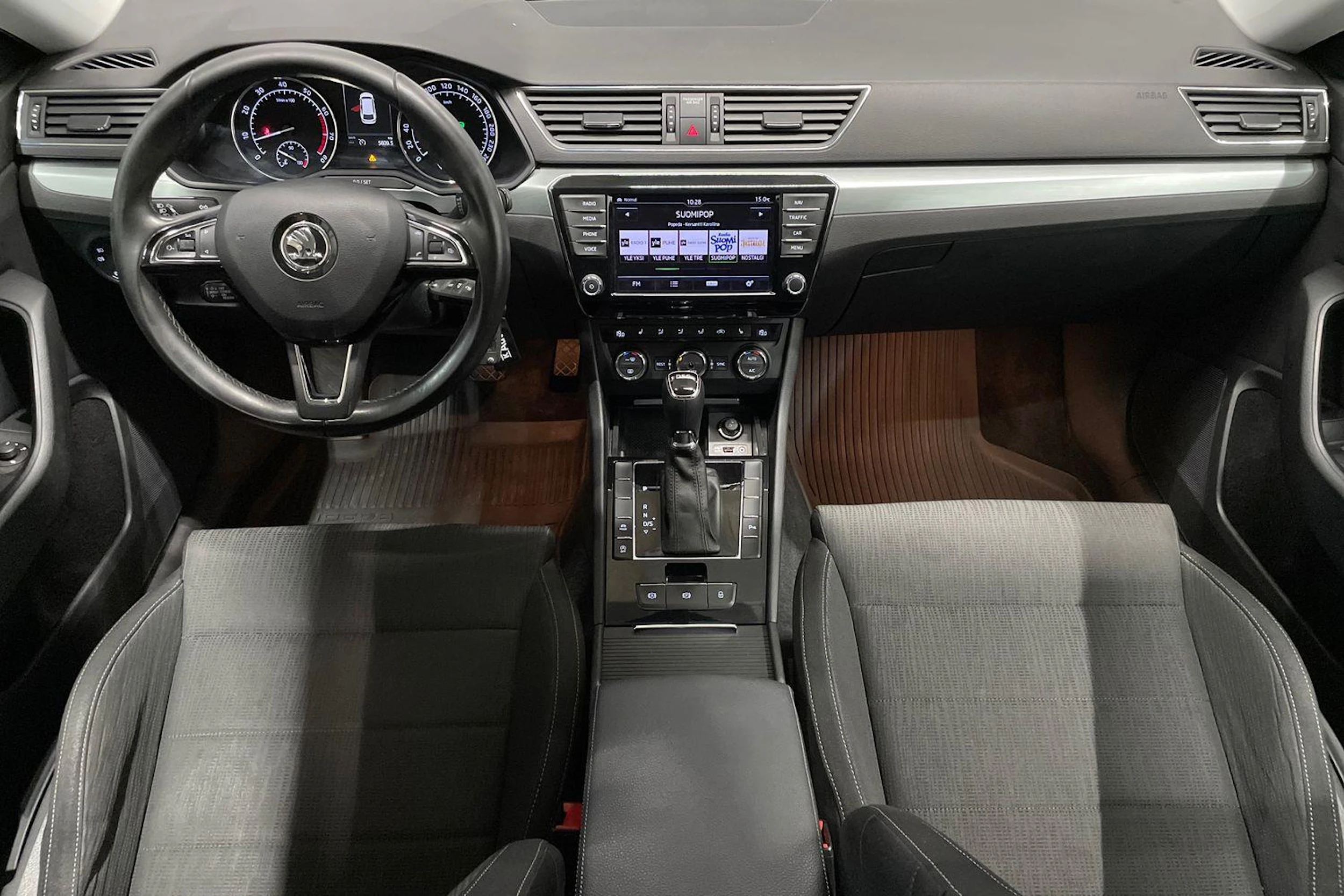 harmaa Skoda Superb 2017 kuva 7.